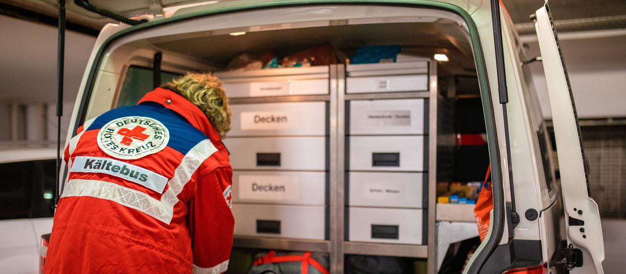 "Kältebus" steht auf der Jacke eines Mitarbeiters des Deutschen Roten Kreuzes geschrieben.