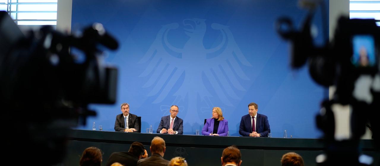 Markus Söder, Friedrich Merz, Bärbel Bas und Lars Klingbeil geben eine Pressekonferenz.