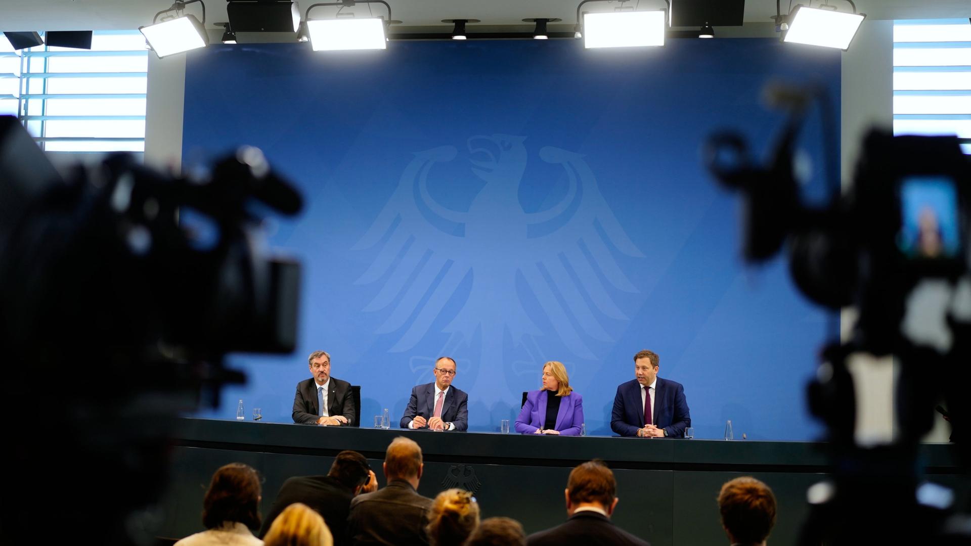 Markus Söder, Friedrich Merz, Bärbel Bas und Lars Klingbeil geben eine Pressekonferenz. | AP