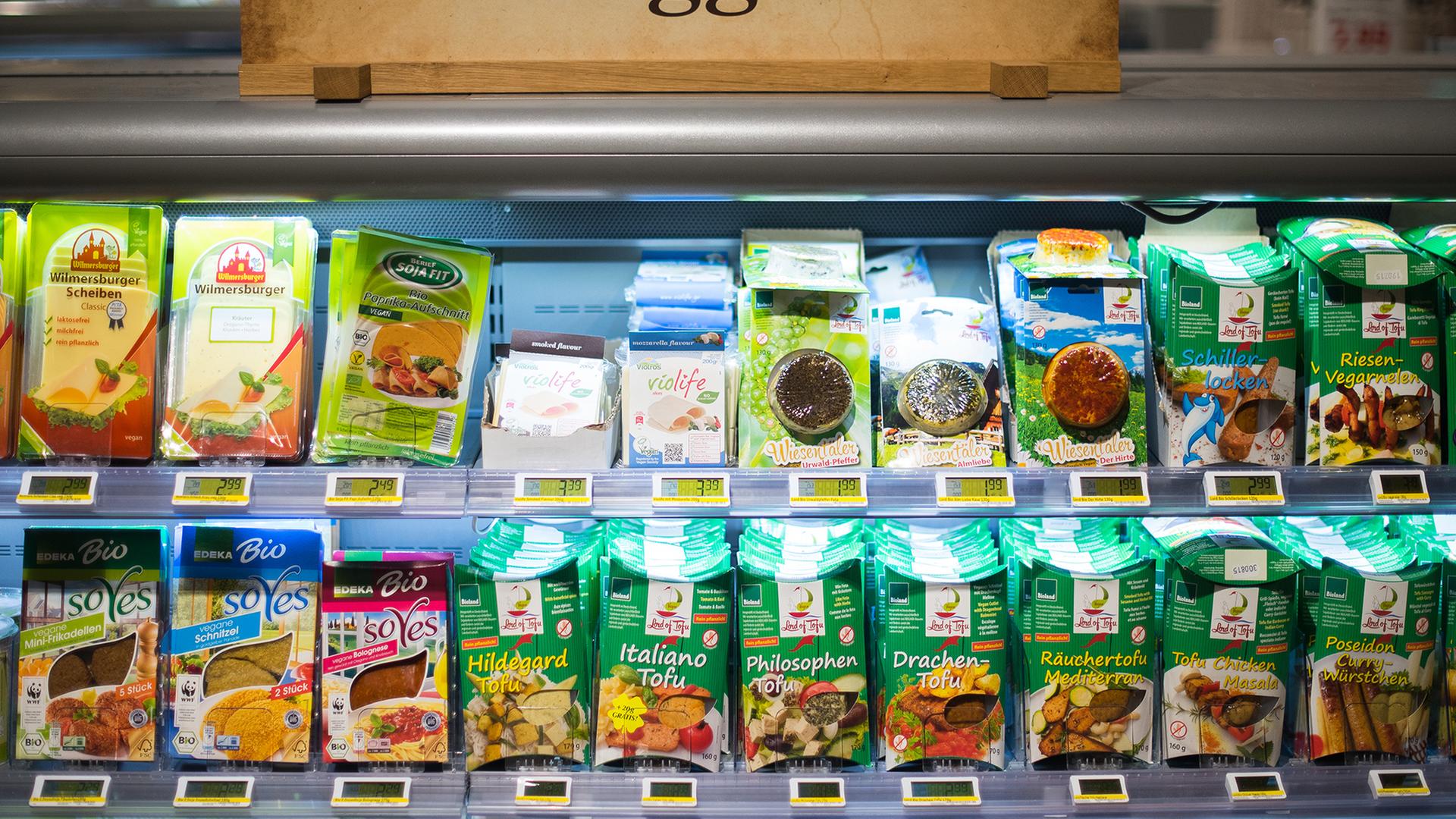 Kühlregal mit veganen und vegetarischen Produkten | picture alliance / dpa