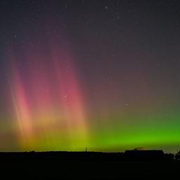 Polarlichter und der Komet "Lemmon" leuchten am Nachthimmel über dem östlichen Brandenburg