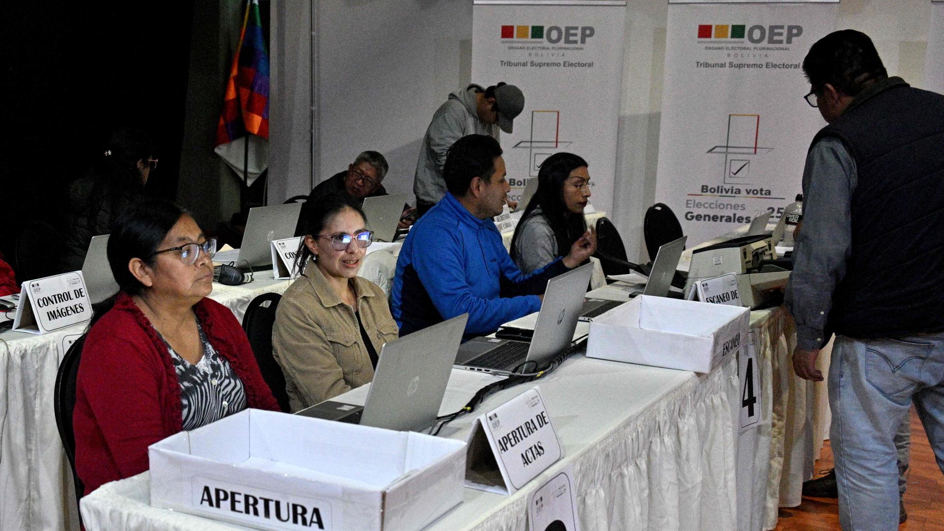 Techniker bereiten in La Paz ein Wahlbüro vor. | AFP