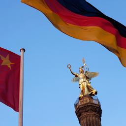 Deutsche und chinesische Flagge vor der Sigessäule in Berlin