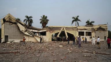 Medienvertreter fotografieren die Trümmer eines Moscheegebäudes in der pakistanischen Provinz Punjab