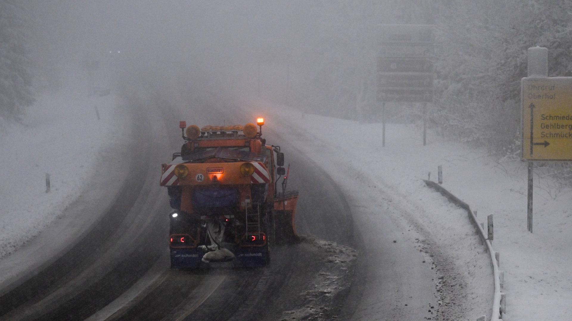 Ein Räumfahrzeug schiebt Schnee auf einer Straße bei Oberhof (Thüringen). | dpa