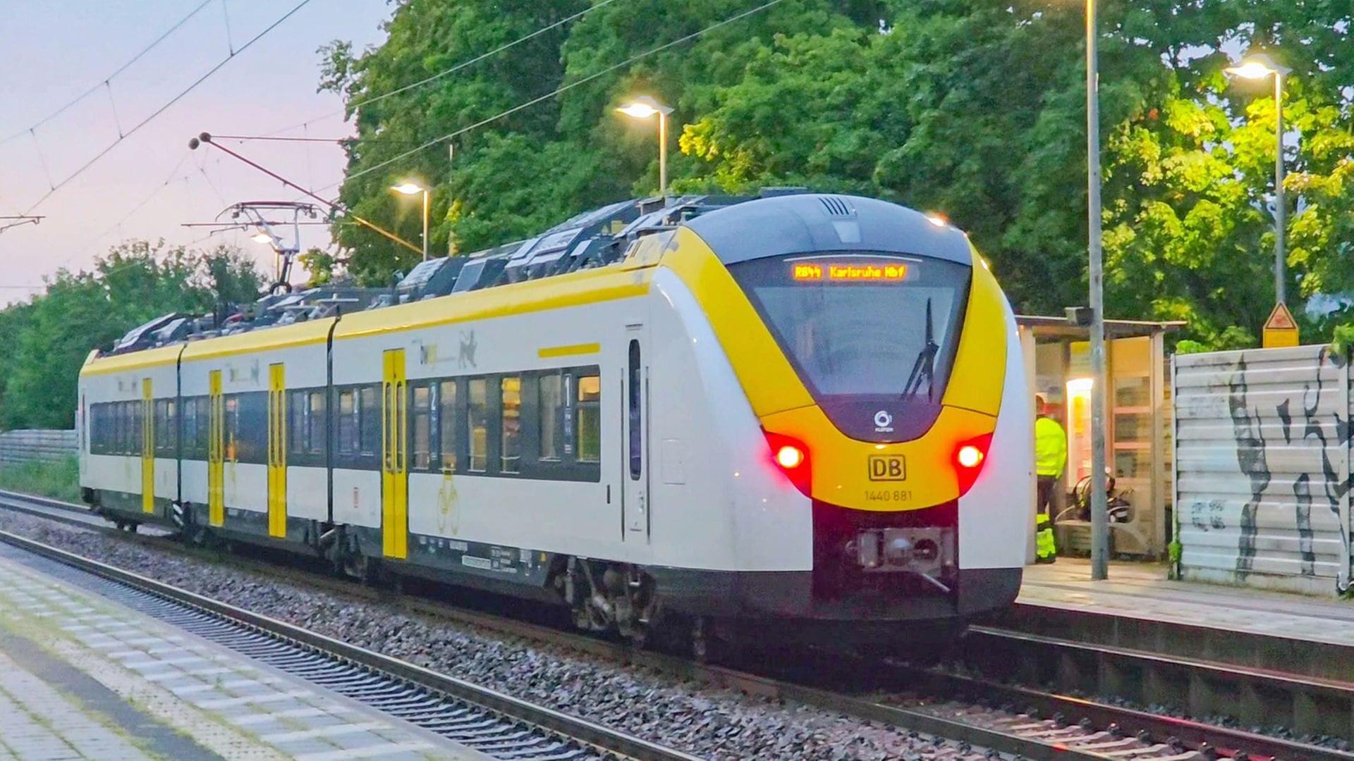 Bahn-Mitarbeiter stürzt nach gewalttätigem Übergriff aus Zug