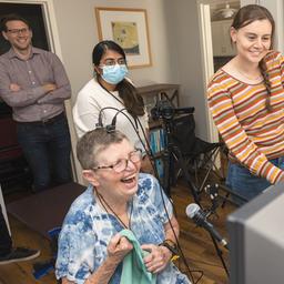 Pat Bennett mit dem neuen Hirnimplantat der Stanford University