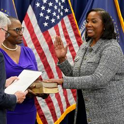 Lisa Cook legte im Mai 2022 ihren Amtseid als Mitglied des Federal Reserve Board ab (Archivbild). | picture alliance / ASSOCIATED PR Lisa Cook legte im Mai 2022 ihren Amtseid als Mitglied des Federal Reserve Board ab (Archivbild).