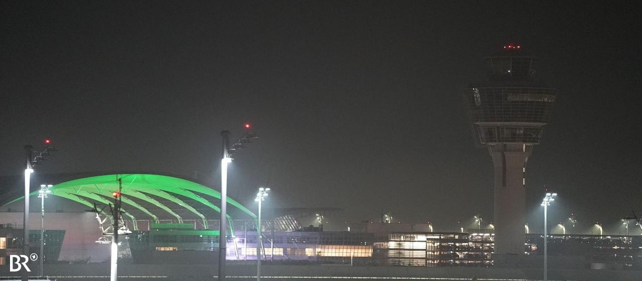 Archivbild: Der Münchner Flughafen in der Nacht. | picture alliance/dpa | Ehsan Monajati Archivbild: Der Münchner Flughafen in der Nacht.