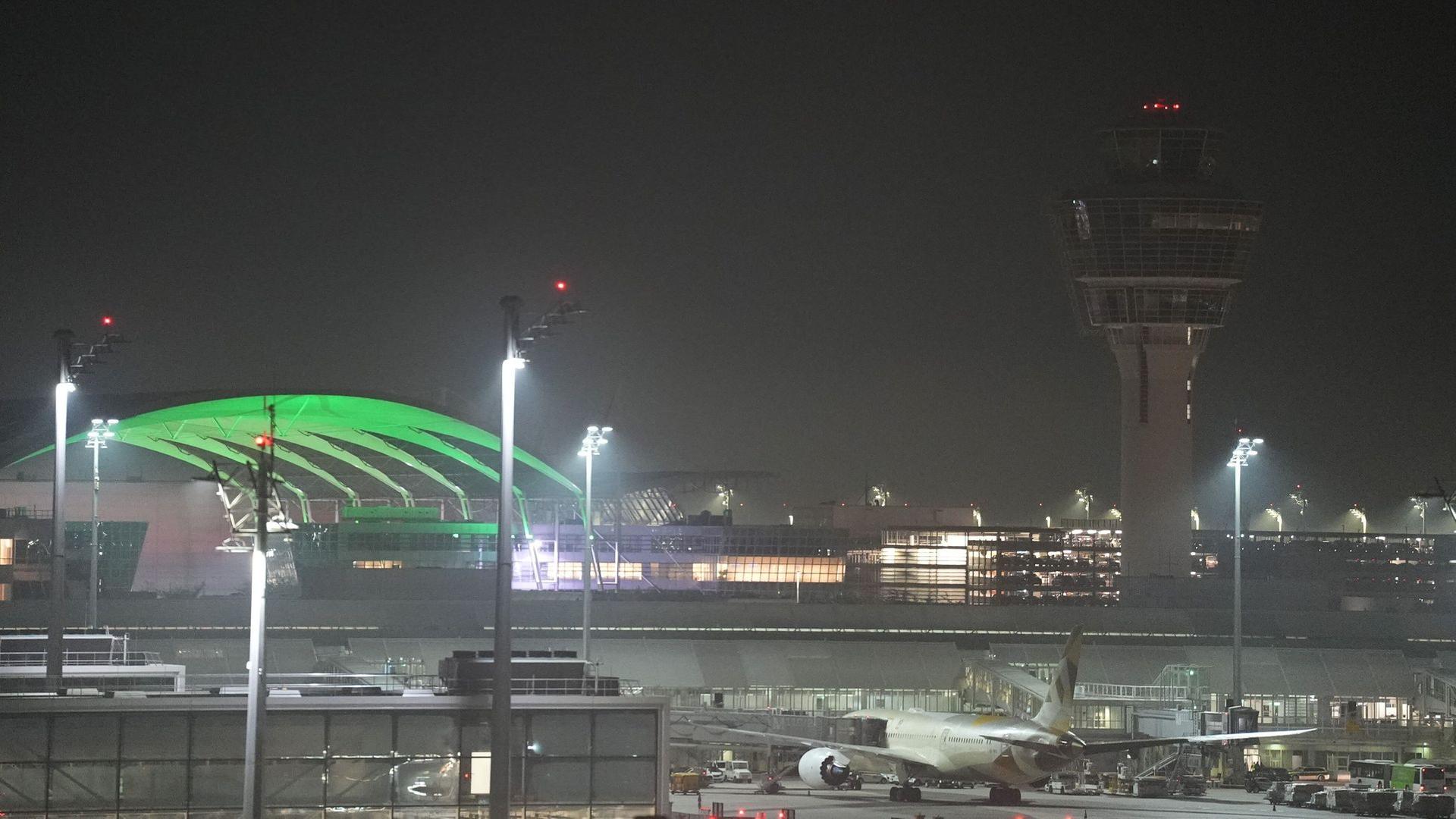 Archivbild: Der Münchner Flughafen in der Nacht. | picture alliance/dpa | Ehsan Monajati