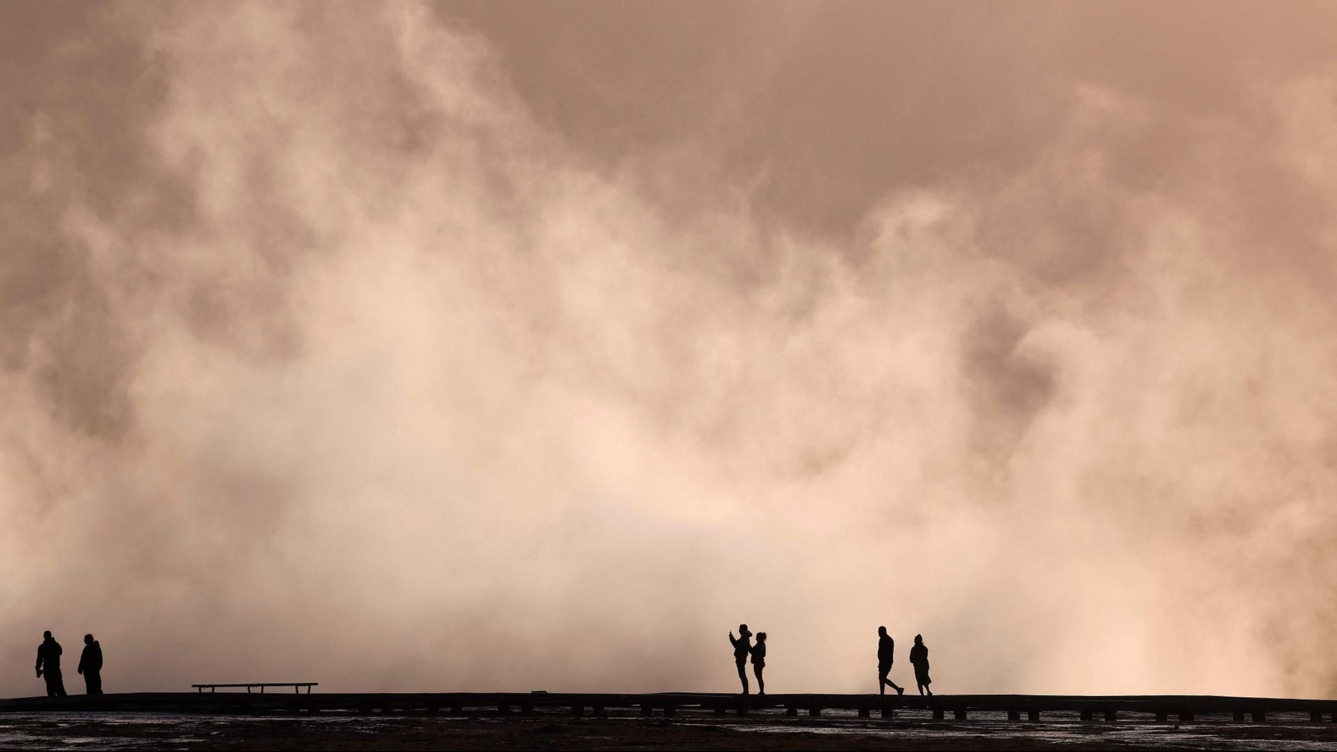 Besucher versammeln sich am Mittleren Geysir-Becken im Yellowstone-Nationalpark. | Getty Images via AFP