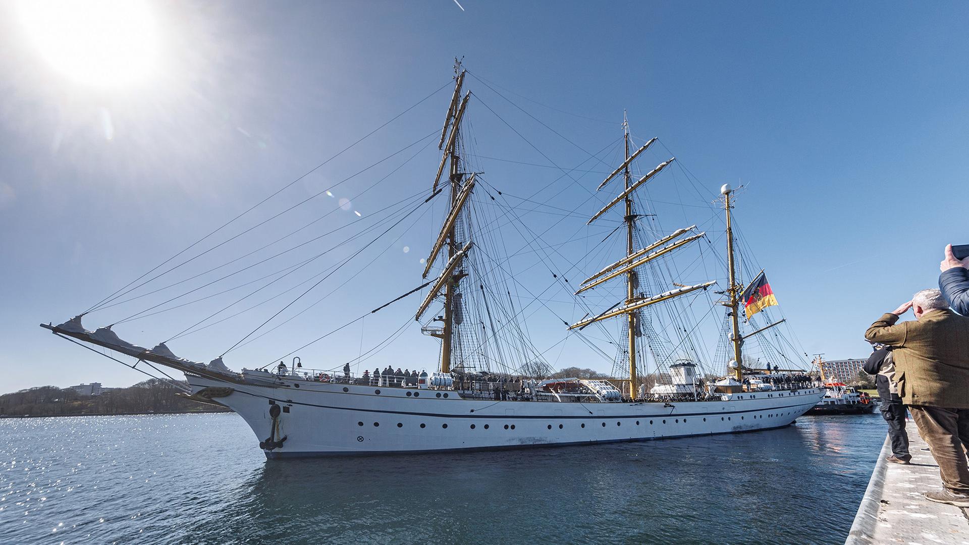 AngehÃ¶rige und Freunde verabschieden das Segelschulschiff 