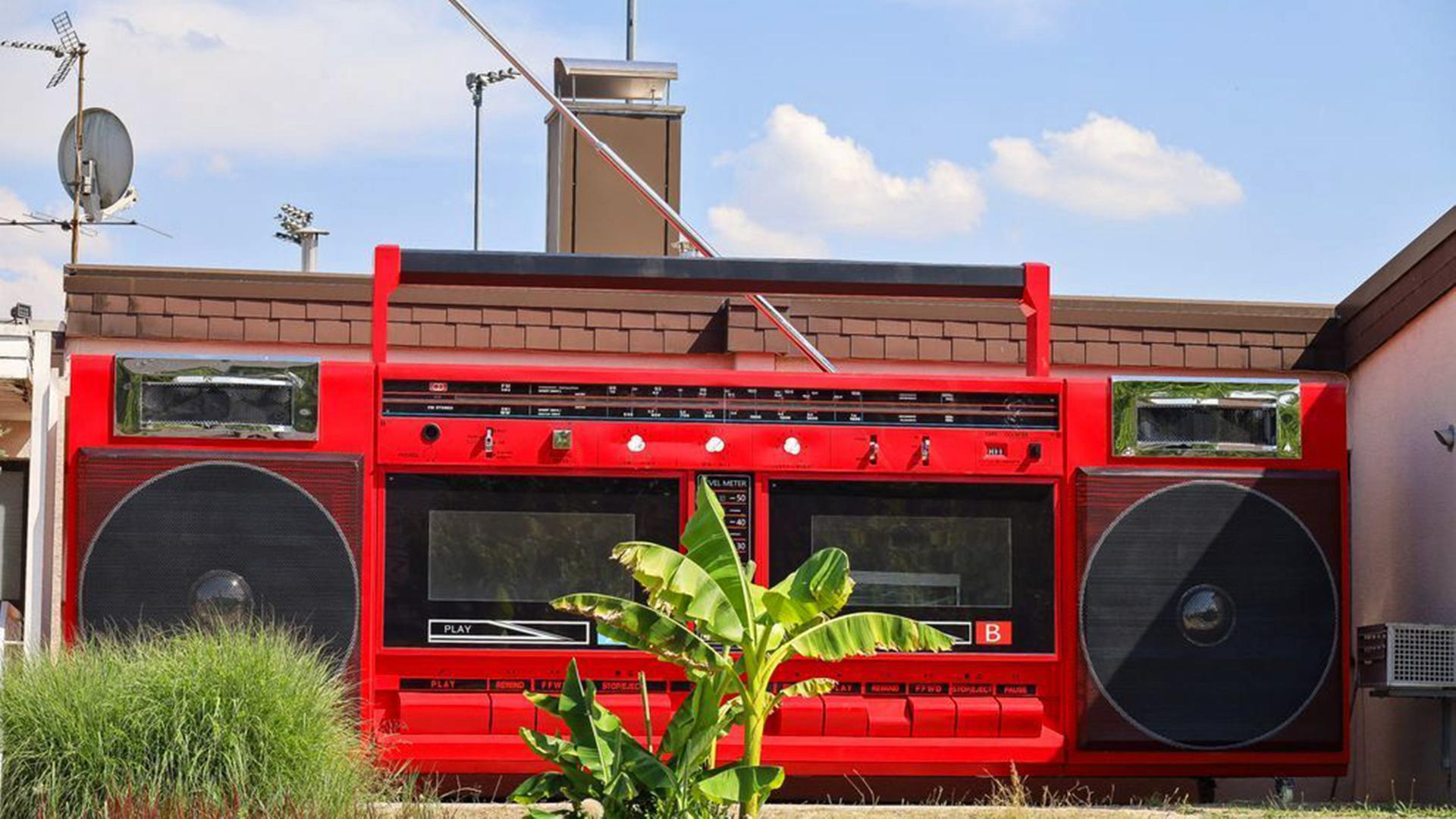 Ghettoblaster als Eisdiele, Keramikvasen aus Brandenburg, Bestickte Dekorationen in Guadalajara