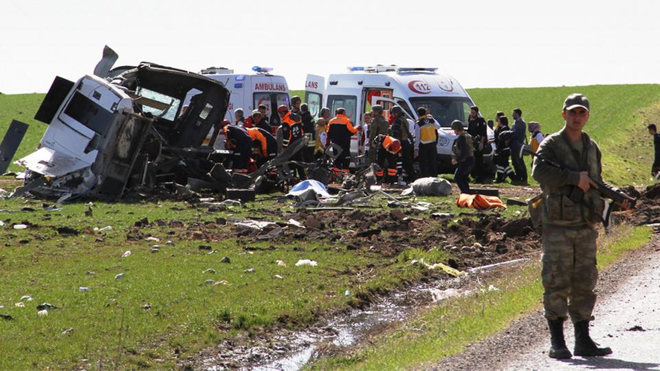 Ein zerstörtes Militärfahrzeug.