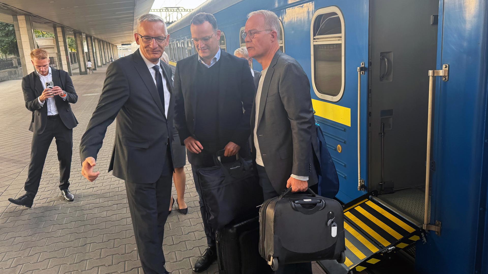 Spahn und Miersch bei ihrer Ankunft in Kiew mit dem deutschen Botschafter Jäger | dpa
