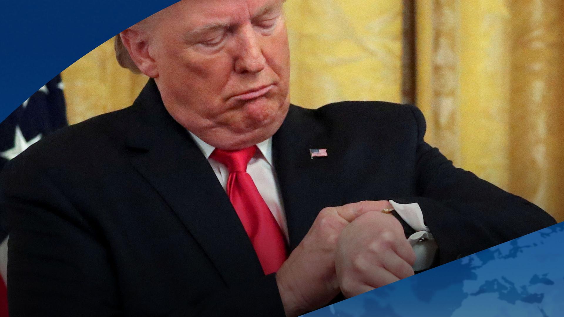 US-PrÃ¤sident Donald Trump schaut auf seine Armbanduhr | Reuters