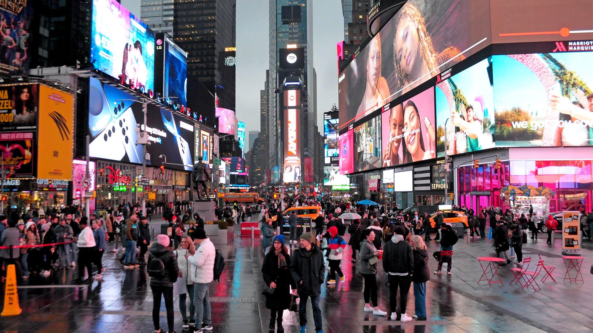 Menschen am Times Square in New York City, USA. | picture alliance / Sipa USA