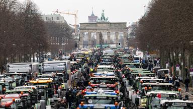 Landwirte nehmen mit Traktoren an einer Demonstration des Deutschen Bauernverbandes in Berlin teil