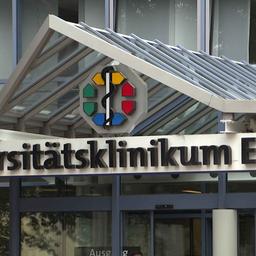 Der Eingangsbereich der Uniklinik Essen ist ein Glasgebäude. 