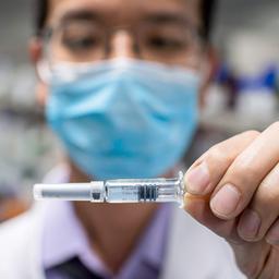 Ein Ingenieur zeigt einen experimentellen Impfstoff gegen das COVID-19-Coronavirus, der im Qualitätskontrolllabor der Sinovac Biotech-Einrichtung in Peking getestet wurde.