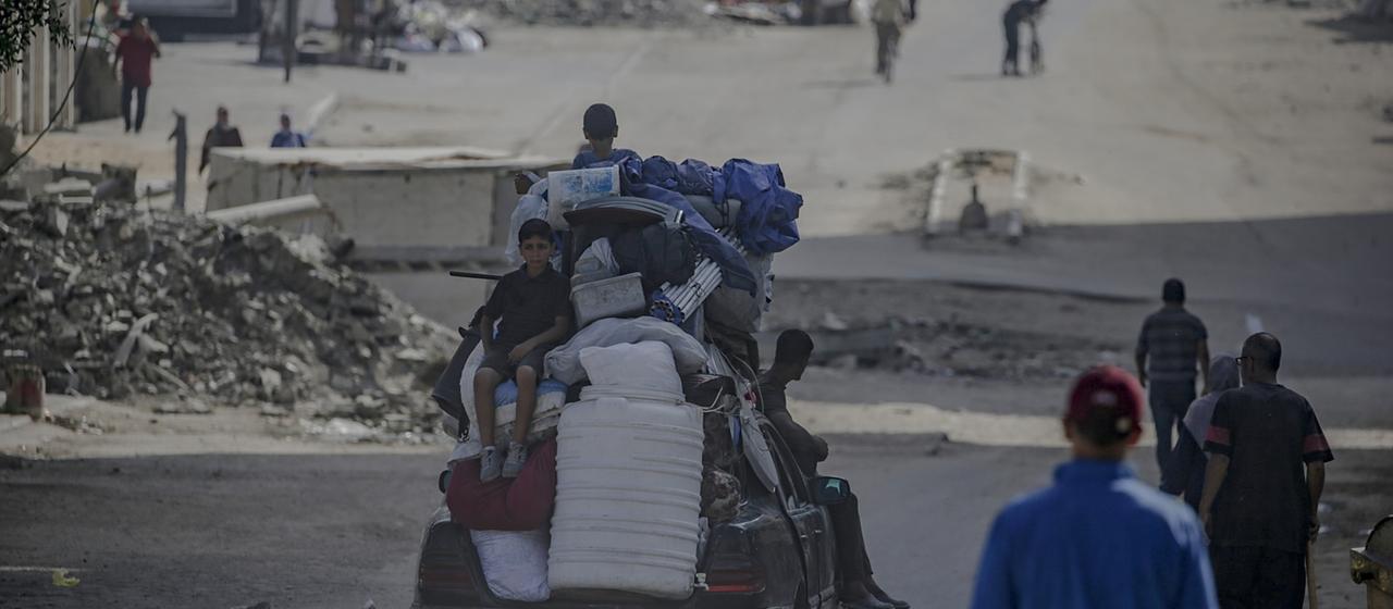 Palästinenser transportieren ihre Habseligkeiten auf einem Auto durch Gaza-Stadt | EPA Palästinenser transportieren ihre Habseligkeiten auf einem Auto durch Gaza-Stadt