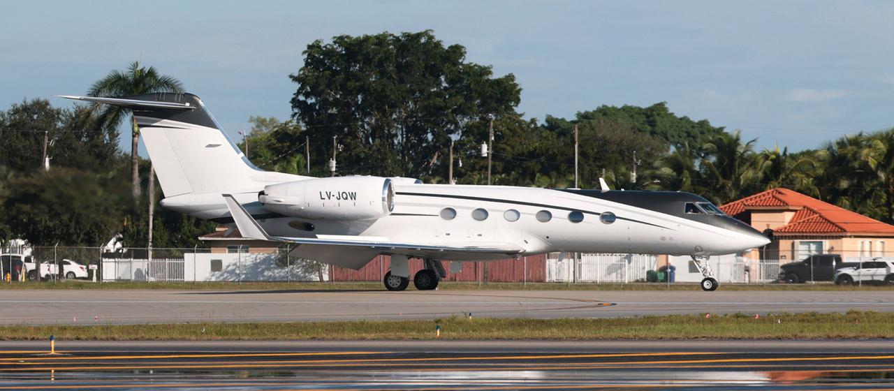 Das Flugzeug, mit dem wohl Flavio Bolsonaro in die USA ausgereist ist, am Flughafen in Florida.