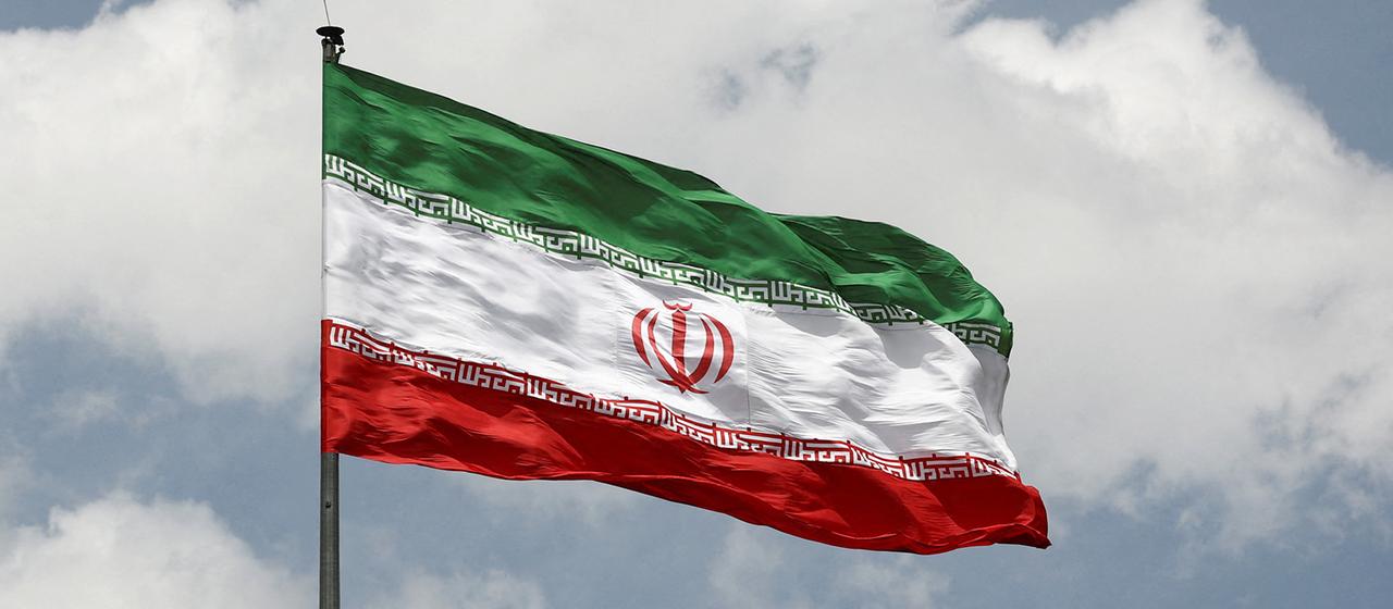Die Flagge von Iran flattert im Wind.