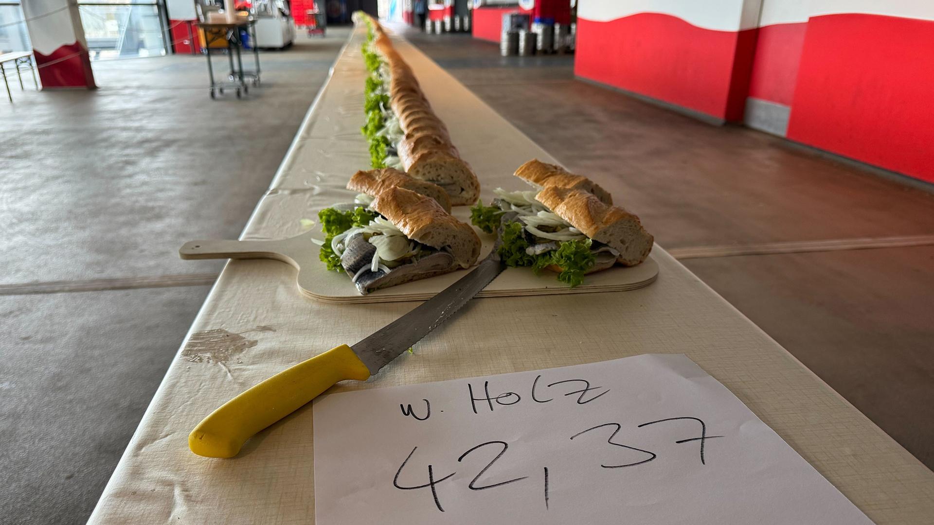 Das lÃ¤ngste FischbrÃ¶tchen der Welt | F.C. Hansa Rostock/dpa