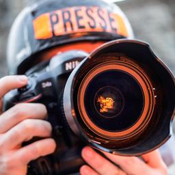 Ein Pressefotograf macht ein Foto