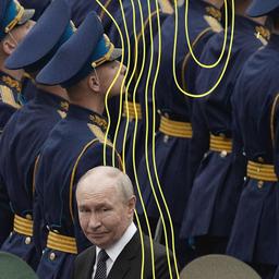 Putin steht zwischen einer Gruppe russischer Soldaten.