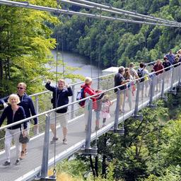 Touristen auf Seilhängebrücke TITAN RT an der Sperrmauer der Rappbodetalsperre bei Elbingerode-Ruebeland, 2018