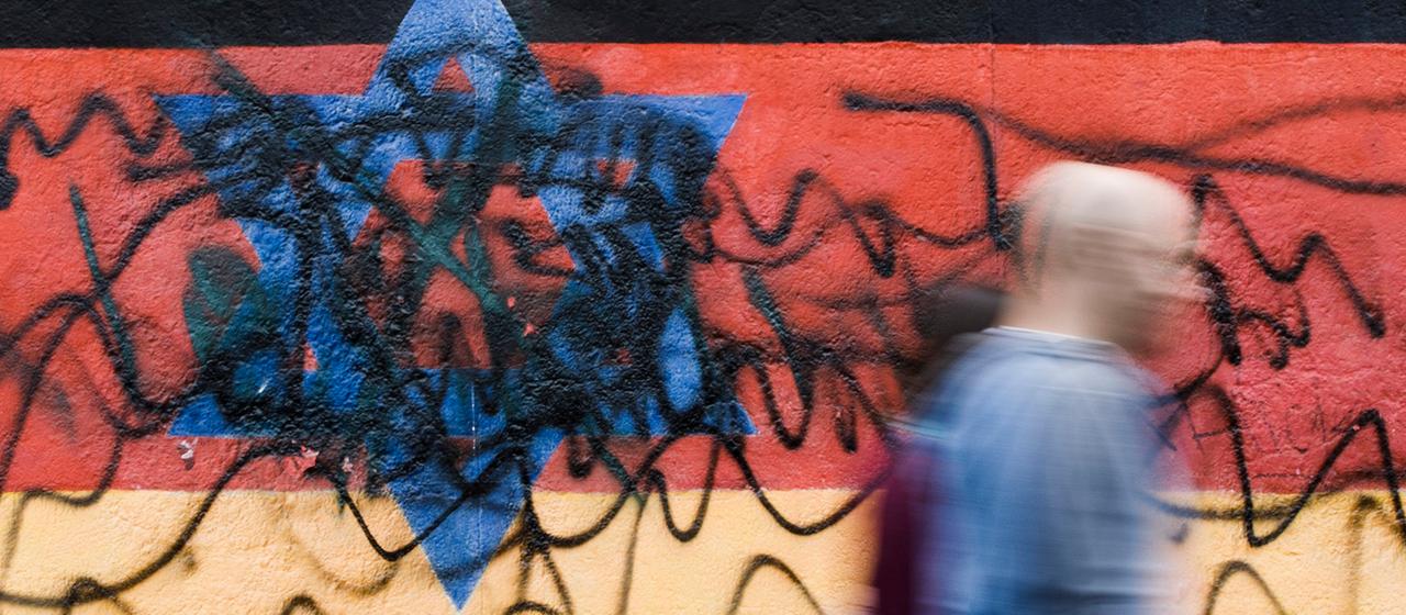 Ein Wandgemälde mit einer Deutschlandflagge und einem Davidstern wurde mit einer Spraydose übermalt.