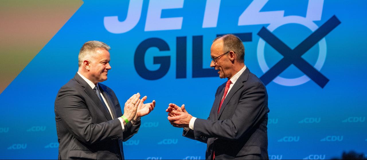 Bundeskanzler Friedrich Merz (r) und der Spitzenkandidat für die Landtagswahl am 22. März, Gordon Schnieder, stehen beim Politischen Aschermittwoch der CDU Rheinland-Pfalz auf der Bühne.