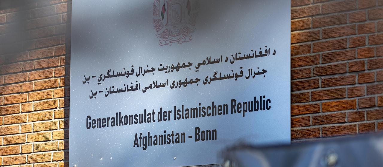 Ein Schild mit der Aufschrift "Generalkonsulat der Islamischen Republic Afghanistan - Bonn"