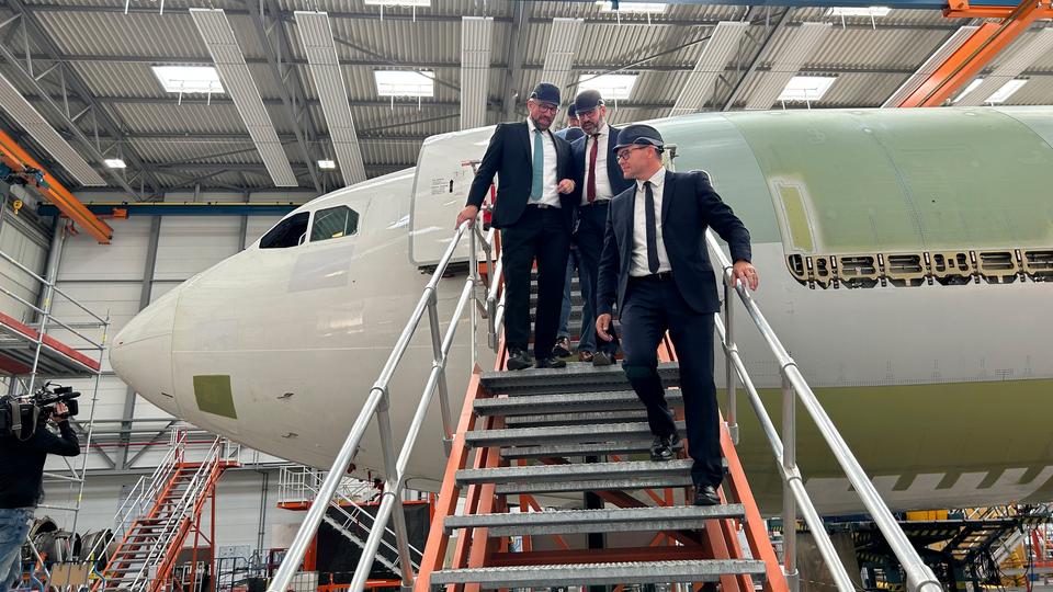 Carsten Schneider steigt aus einem Flugzeug in den Elbe Flugzeugwerken