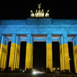 Das Brandenburger Tor in den Nationalfarben der Ukraine