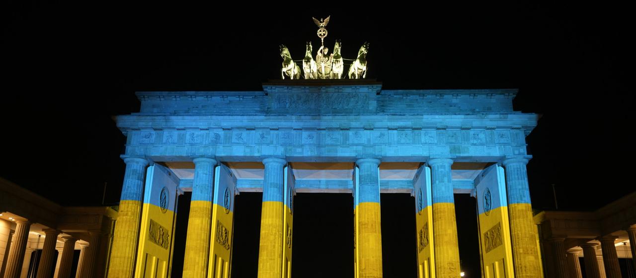 Das Brandenburger Tor in den Nationalfarben der Ukraine
