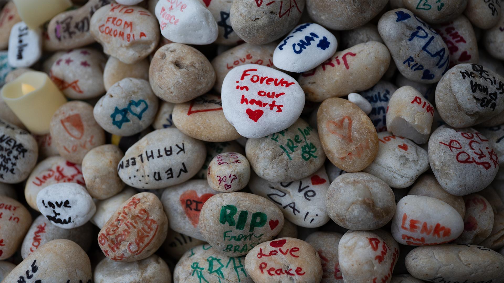 Beschriftete Steine liegen am Bondi Beach in Sydney (Australien). | dpa