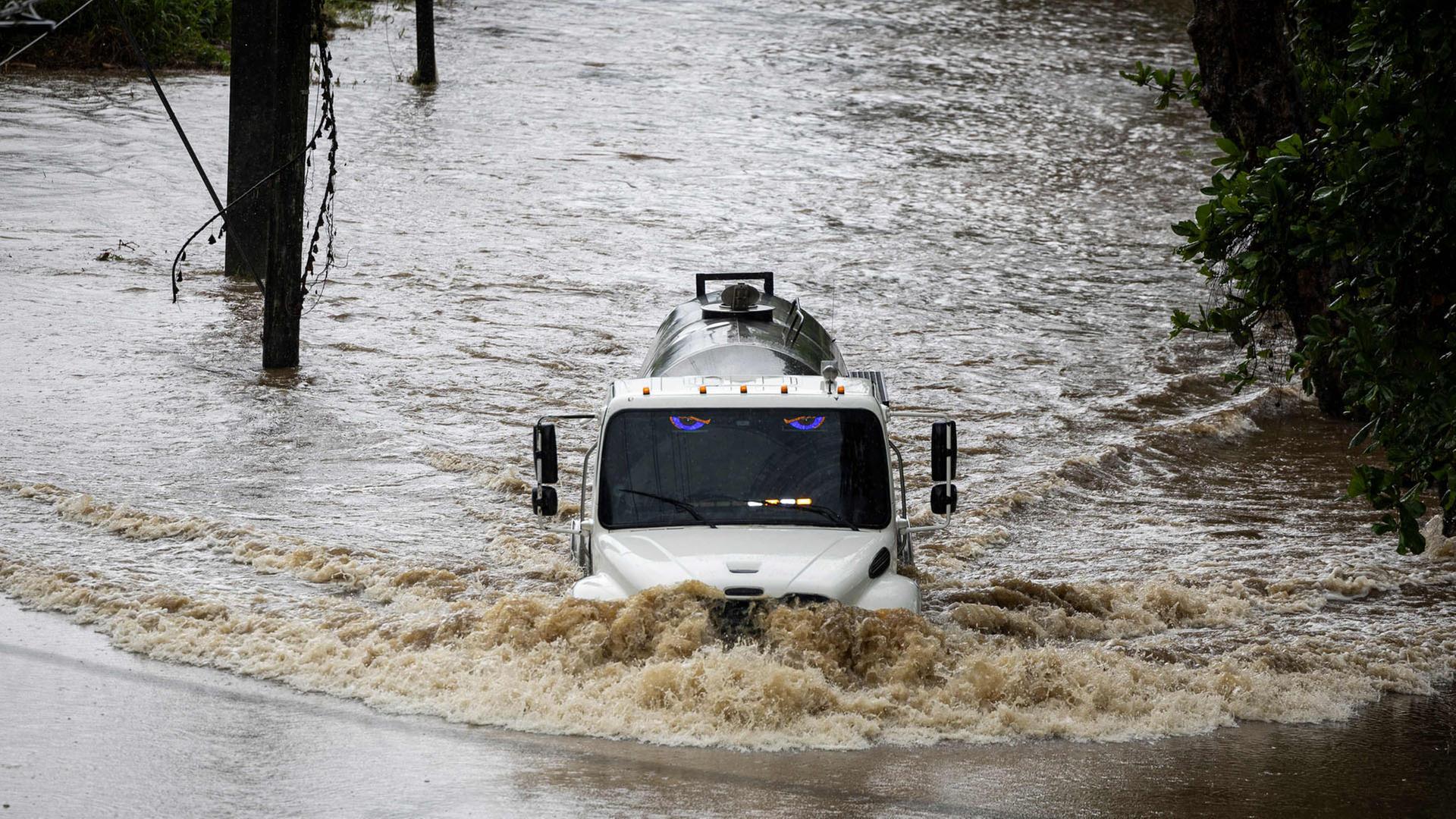 Ein Lastwagen fährt durch eine überflutete Straße in Naguabo, Puerto Rico. | AFP