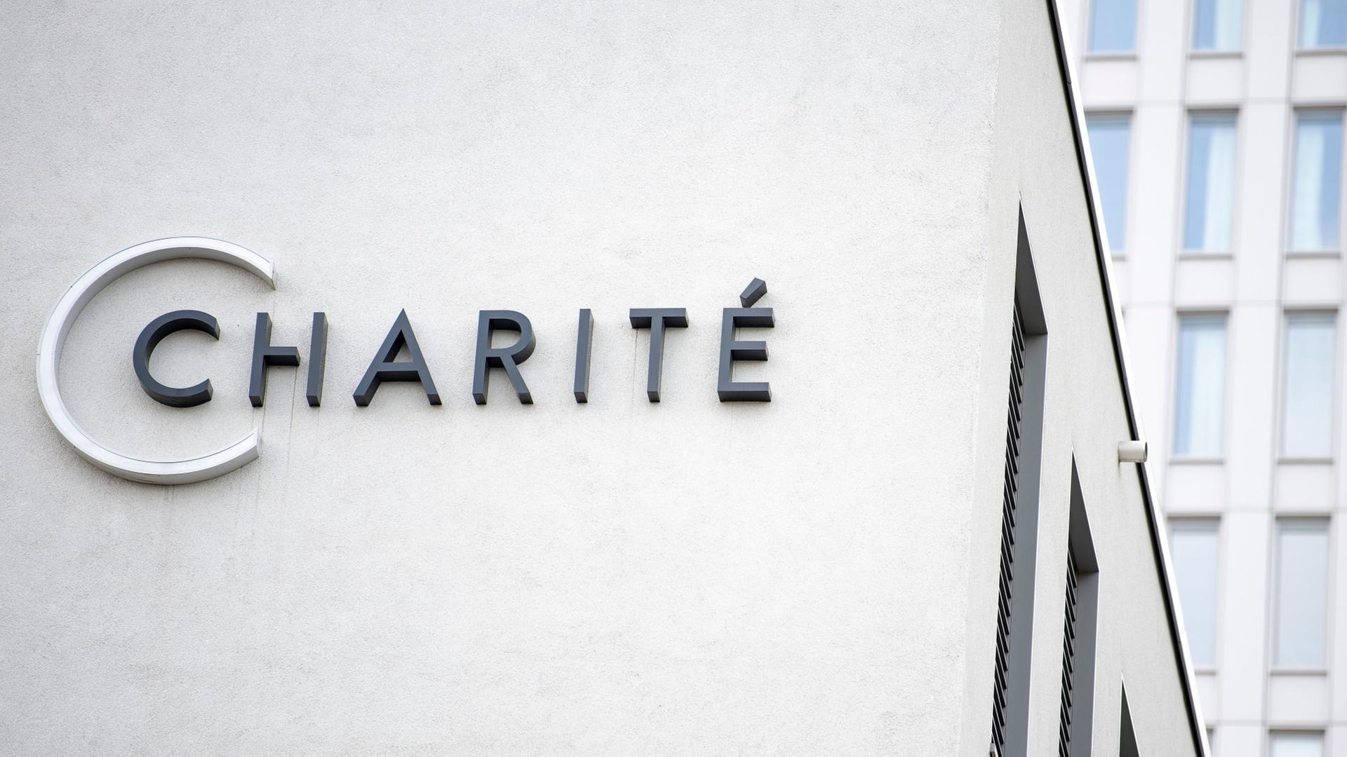 Das Logo der Charité. | Fabian Sommer/dpa