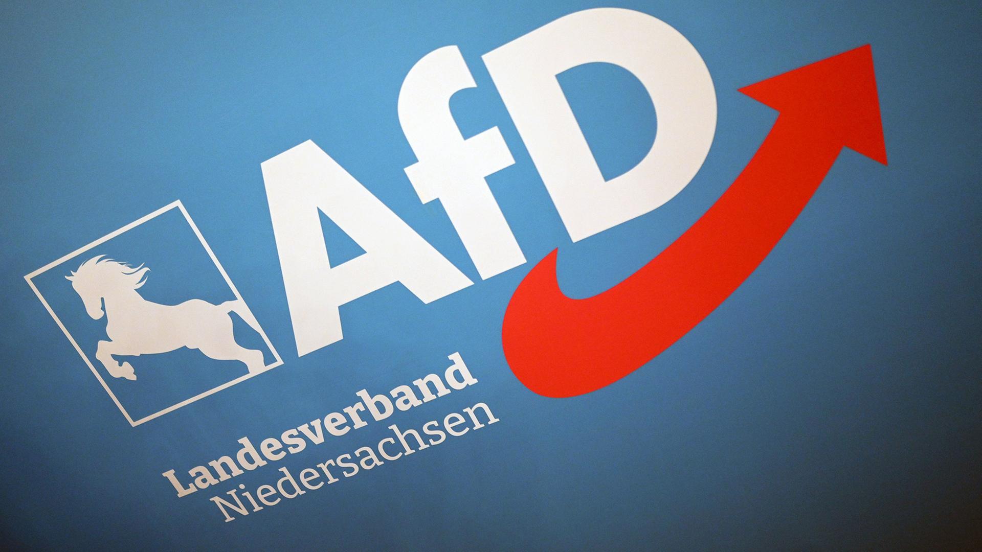 Das Logo des AfD Landesverbandes Niedersachsen hÃ¤ngt an einer Wand. | Lars Penning/dpa