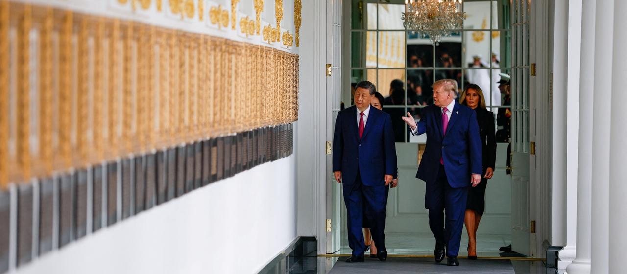 Donald und Melania Trump schlendern zusammen mit Xi Jinping und seiner Frau Peng Liyuan entlang der Kolonnade des Weißen Hauses in Washington.