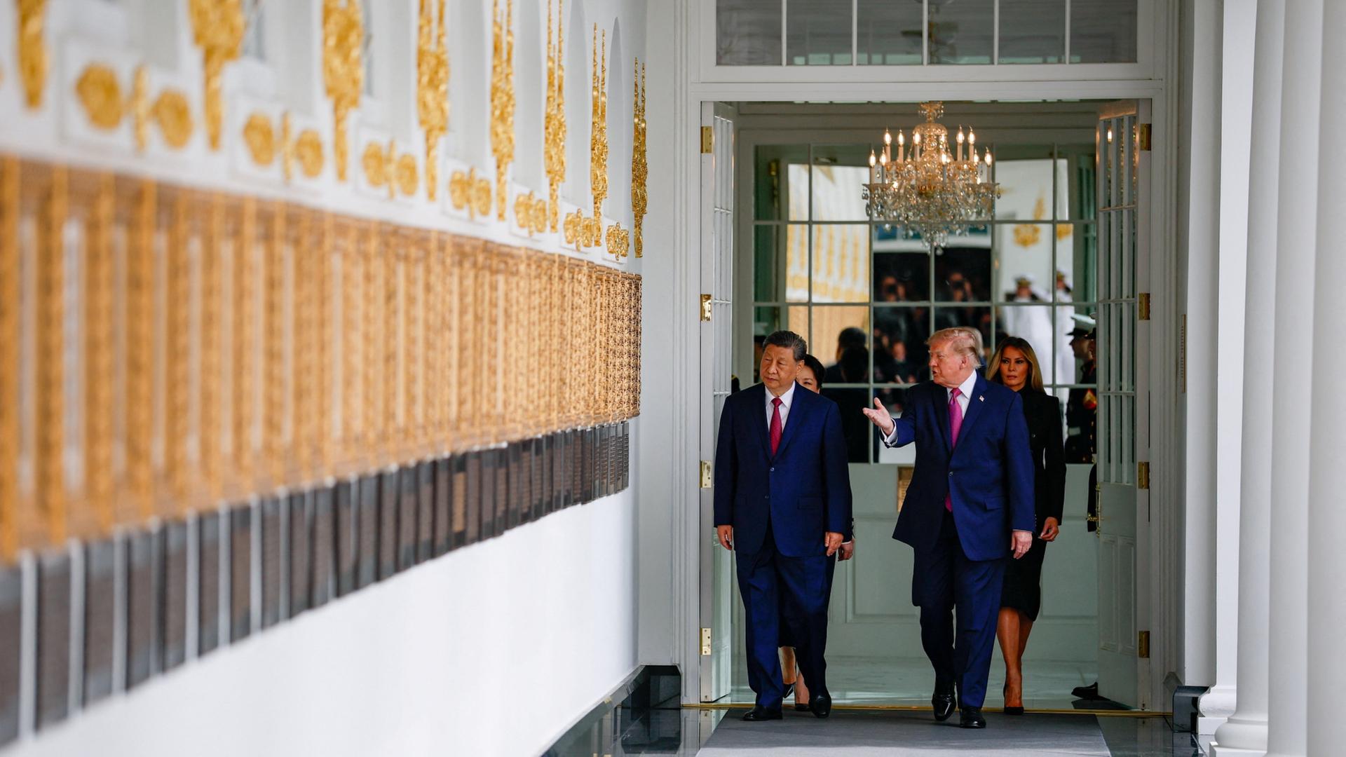 Donald und Melania Trump schlendern zusammen mit Xi Jinping und seiner Frau Peng Liyuan entlang der Kolonnade des Weißen Hauses in Washington. | REUTERS