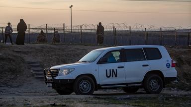 Ein UNRWA-Fahrzeug fährt an vertriebenen Palästinensern vorbei, die in der Nähe der palästinensisch-ägyptischen Grenze im Lager Rafah im südlichen Gazastreifen laufen.