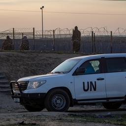 Ein UNRWA-Fahrzeug fährt an vertriebenen Palästinensern vorbei, die in der Nähe der palästinensisch-ägyptischen Grenze im Lager Rafah im südlichen Gazastreifen laufen.
