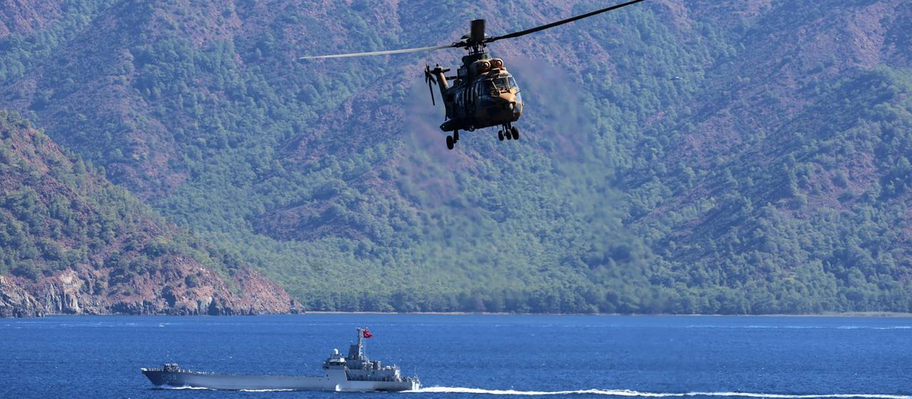 Ein Eurocopter AS532 Cougar des türkischen Militärs bei einer Übung.