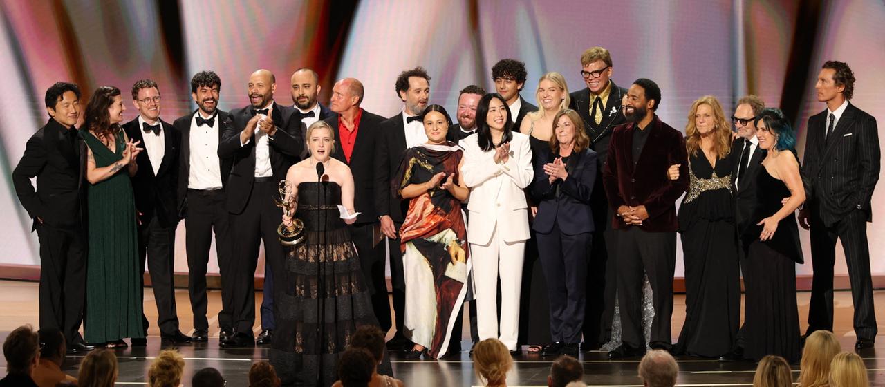 Die Crew von "Widow's Bay" nimmt den Emmy entgegen.