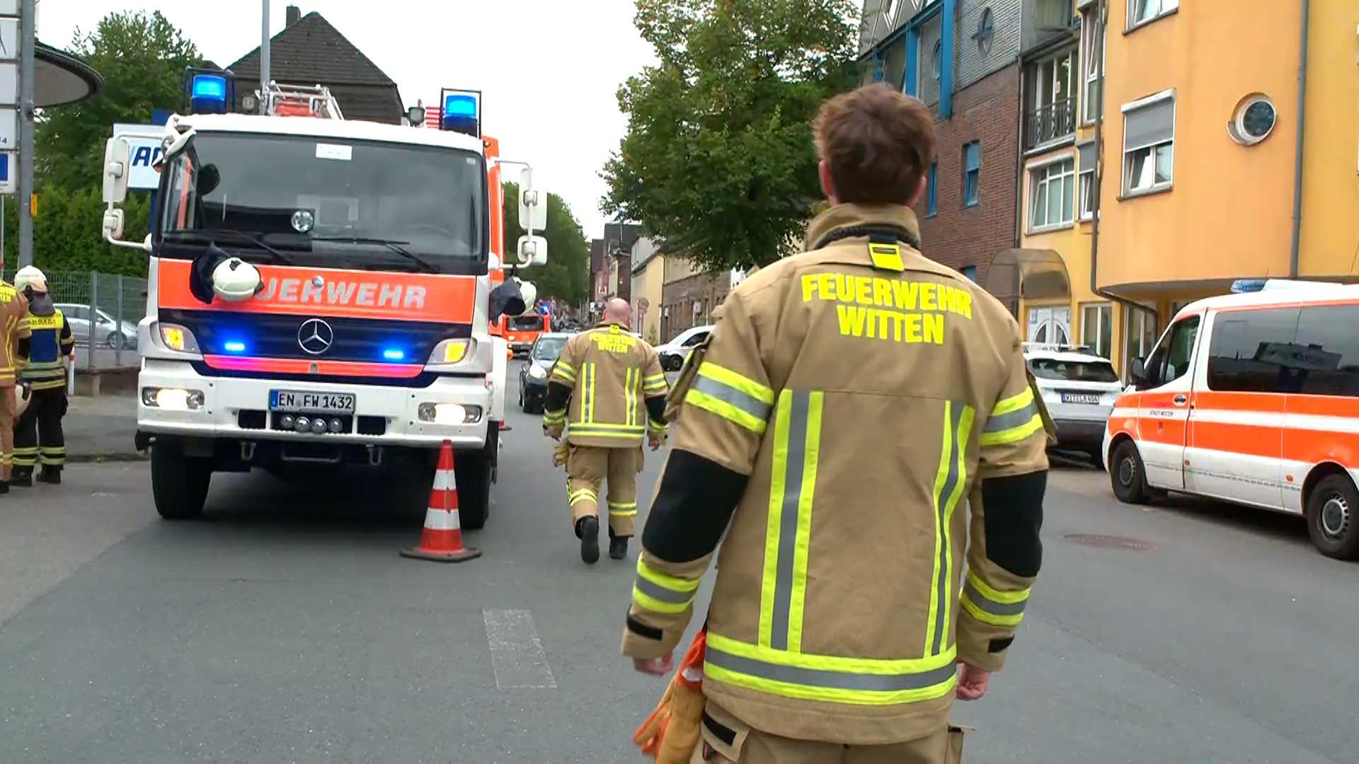 Einsatzkräfte der Feuerwehr auf dem Industriegelände in Witten. | Fernandez / News4 Video-Line TV
