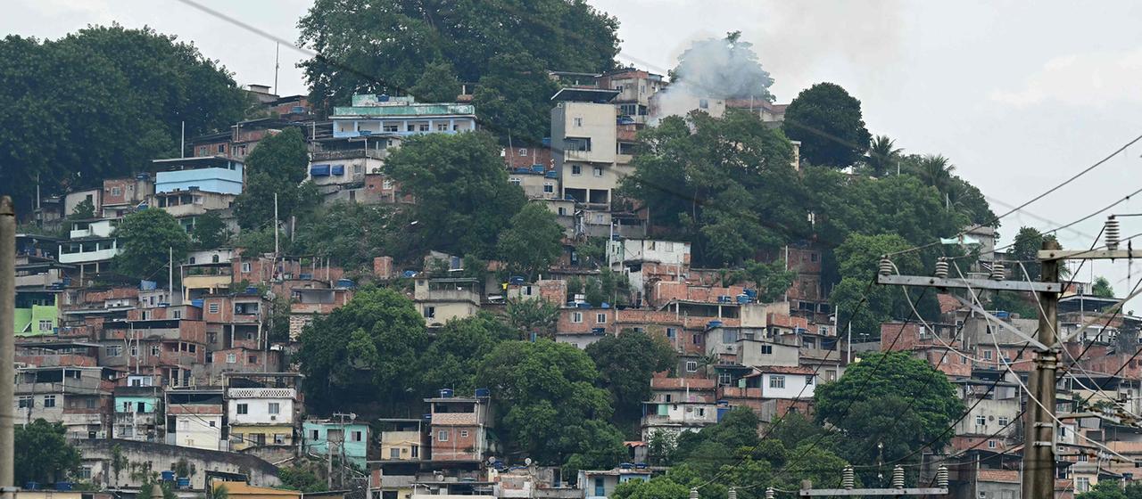 Rauch steigt aus einem Haus in der Favela Vila Cruzeiro im Penha-Komplex in Rio de Janeiro auf.