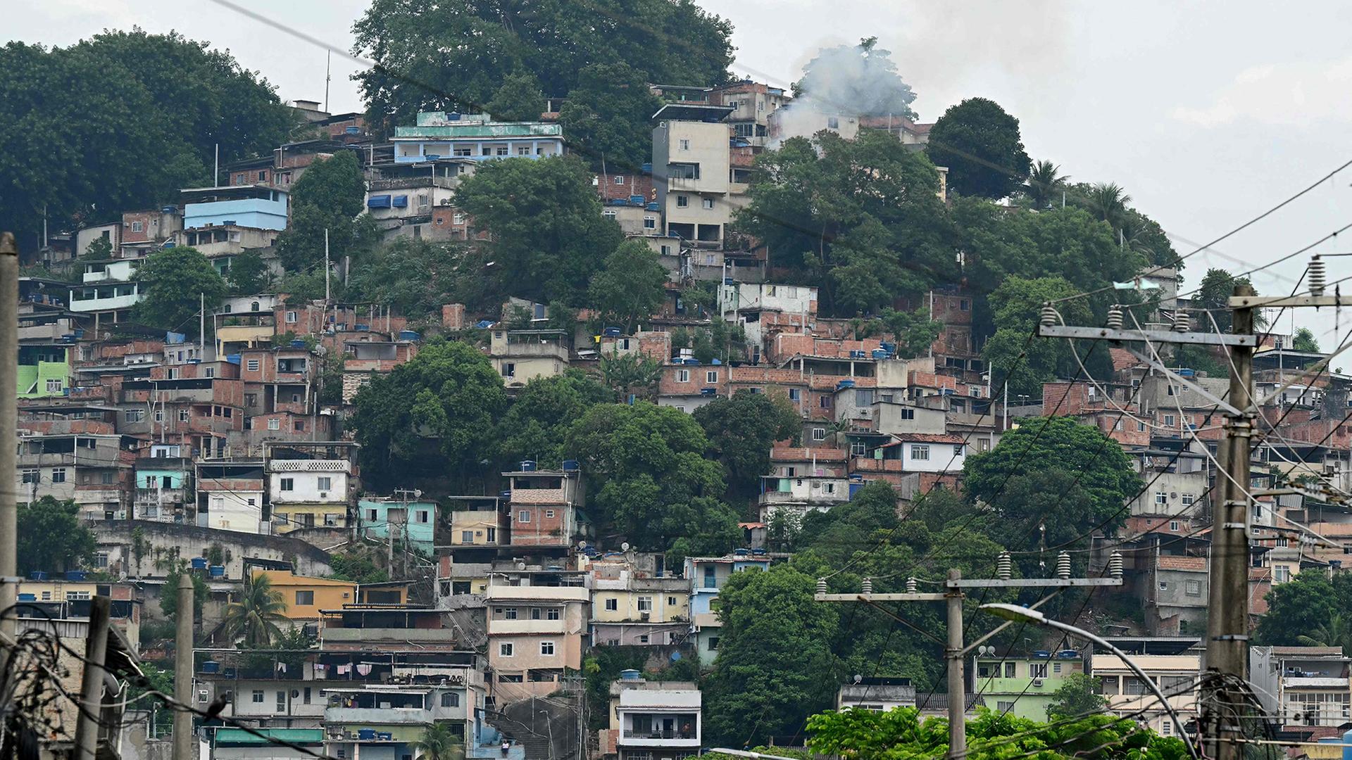 Rauch steigt aus einem Haus in der Favela Vila Cruzeiro im Penha-Komplex in Rio de Janeiro auf. | AFP